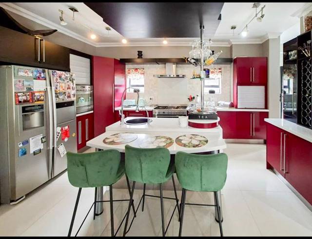 6 BEDROOM HOUSE FOR SALE IN MIDSTREAM ESTATE